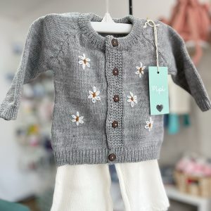 Conjunto tejido “Margaritas” gris